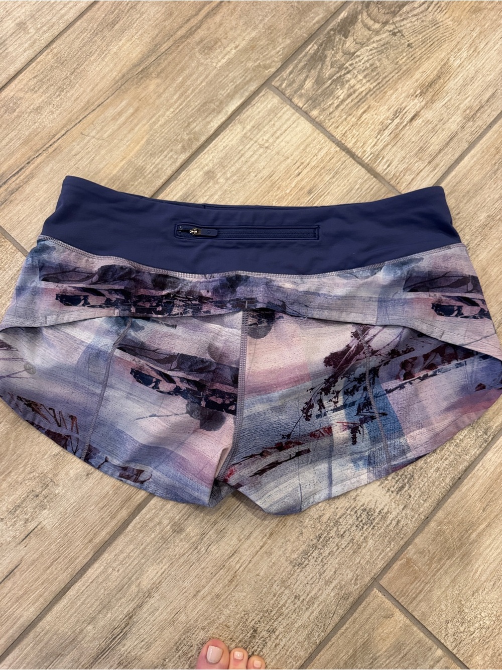 Lululemon Speed Shorts size 6 | original style/fit | 2.5 inches - Picture 2 of 8